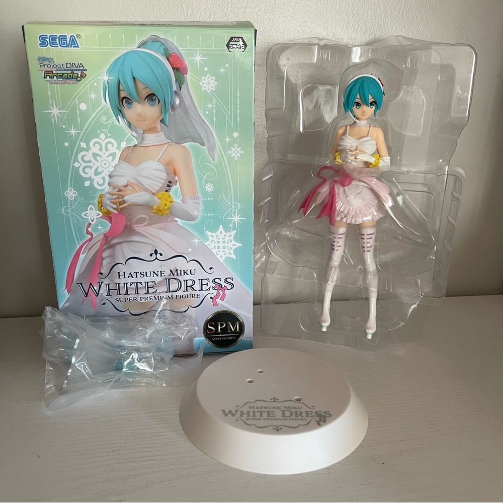 Hatsune Miku White Dress Super Premium Figure